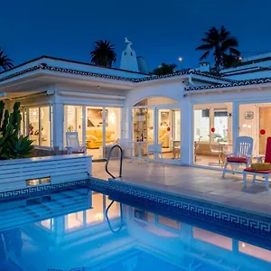 https://relaxing-villa-with-heated-pool-and-ocean-view.tenerifehoteles.net